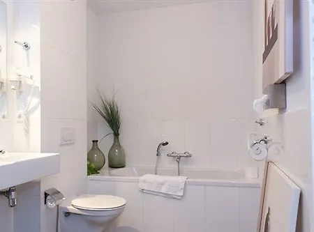 Отель Boutique Quartier Du Port 4*